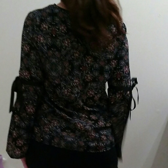 Tie Bell Sleeve Blouse - Picture 4 of 6